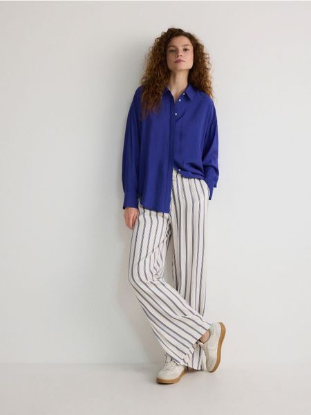 Spodnie w stylu piżamowym z wiskozy - wielobarwny. Spodnie materiałowe damskie Reserved, bez wzorów, z tkaniny. W wyprzedaży za 59.99 zł.