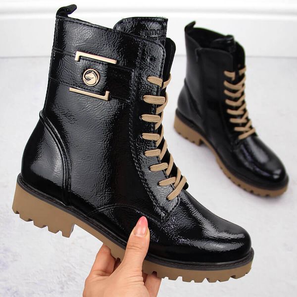 Skórzane damskie oficerki lakierowane czarne Rieker Remonte D8663-00. Czarne botki damskie Remonte, z lakierowanej skóry, bez obcasa, bez zapięcia. Za 281.99 zł.