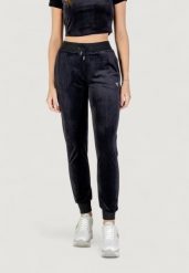 Spodnie Kobieta GUESS ACTIVE COUTURE JOGGER PANTS. Czarne spodnie materiałowe damskie Guess Active, z aplikacjami, z lycry, casualowe. Za 323.55 zł.