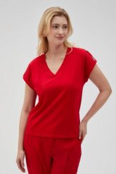Gładki t-shirt z dekoltem w serek czerwony. Czerwone t-shirty damskie MOODO, l, bez wzorów, z bawełny, bez kołnierzyka. Za 54.99 zł.
