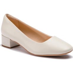 Półbuty CLARKS - Orabella Alice 261407804 White Leather. Brązowe półbuty damskie Clarks, bez wzorów, z materiału, eleganckie, bez obcasa, na obcasie. W wyprzedaży za 229.00 zł.