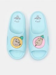 Klapki Pusheen the Cat - niebieski. Niebieskie klapki damskie Sinsay, bez wzorów, bez obcasa. Za 35.99 zł.