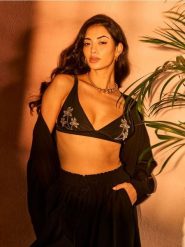 Żakiet kimono z domieszką wiskozy - czarny. Czarne marynarki i żakiety damskie Sinsay, l, bez wzorów, z wiskozy. Za 69.99 zł.