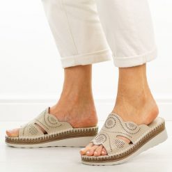 Beżowe skórzane klapki damskie na koturnie S.Barski 5915. Brązowe klapki damskie S.BARSKI, bez wzorów, z jeansu, bez obcasa, na koturnie. Za 239.00 zł.