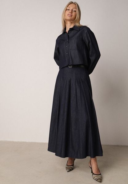 Granatowy Bawełniano-Wiskozowy Komplet z Imitacji Jeansu Spódnica z Paskiem i Koszula Peshophi. Niebieskie koszule damskie Born2be, m, bez wzorów, z bawełny, eleganckie, bez kołnierzyka, bez ramiączek. Za 279.99 zł.