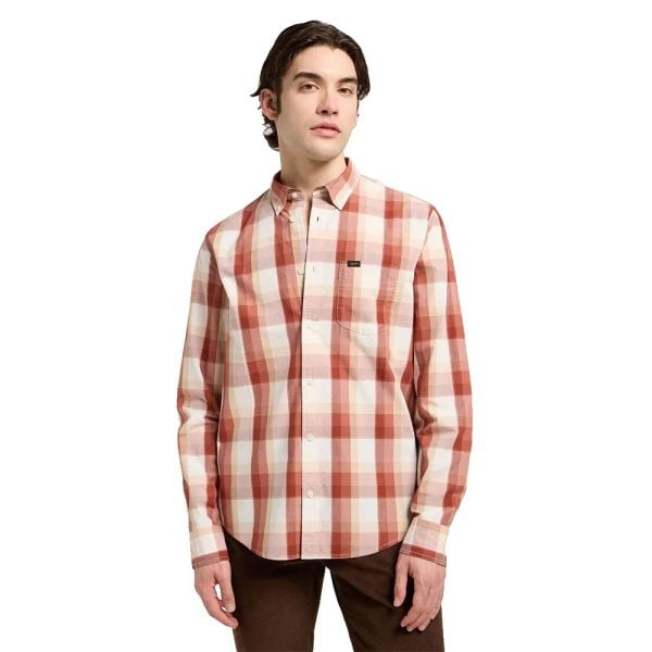MESKA KOSZULA LEE LEE BUTTON DOWN RED CLAY PLAID 112370545. Czerwone koszule męskie Lee, xl, bez wzorów, bez kołnierzyka, bez ramiączek. Za 169.99 zł.
