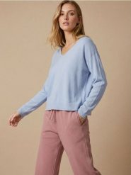 Luźny sweter z wiskozą - niebieski. Niebieskie swetry klasyczne damskie Sinsay, l, z wiskozy, bez kołnierzyka. Za 39.99 zł.