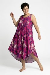 Damskie Sukienka midi kwiaty krój trapezowy okrągły dekolt bez rękawów. Czerwone sukienki damskie Ulla Popken, plus size, bez wzorów, z materiału, bez kołnierzyka, plus size, bez ramiączek, midi, trapezowe. Za 279.99 zł.