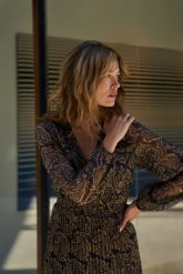 Wzorzysta sukienka granatowa. Sukienki damskie MOODO, l, bez wzorów, z poliesteru, bez kołnierzyka, bez ramiączek. Za 169.99 zł.