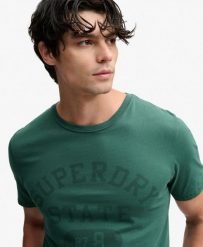 Superdry T-shirt Athletic Tonal z bawełny organicznej – krój relaxed, Erin Green. Zielone t-shirty damskie Superdry., l, z aplikacjami, z bawełny, bez kołnierzyka. Za 192.35 zł.