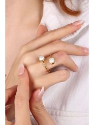 Pierres delicates Pozłacany pierścionek z perłami rozmiar: onesize. Żółte pierścionki damskie Pierres delicates, z perłą, pozłacane. Za 100.28 zł.