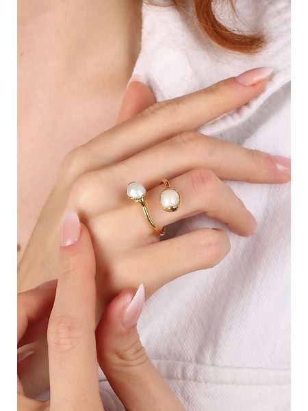 Pierres delicates Pozłacany pierścionek z perłami rozmiar: onesize. Żółte pierścionki damskie Pierres delicates, z perłą, pozłacane. Za 100.28 zł.