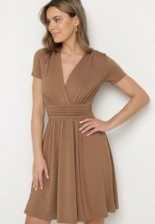 Brązowa Rozkloszowana Sukienka z Wiskozą o Kopertowym Kroju z Marszczeniem Adivas. Brązowe sukienki damskie Born2be, na co dzień, l, bez wzorów, z wiskozy, eleganckie, bez kołnierzyka, bez ramiączek, mini, kopertowe. W wyprzedaży za 127.99 zł.
