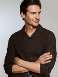 Koszula regular z lnem - ciemnobrązowy. Brązowe koszule męskie Reserved, l, bez wzorów, z bawełny, bez kołnierzyka, bez ramiączek. Za 139.99 zł.