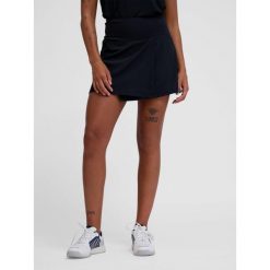 Spódnica średniej długości z kieszenią damska Hummel Court. Czarne spódniczki damskie HUMMEL, bez wzorów, sportowe, sportowe. W wyprzedaży za 224.00 zł.