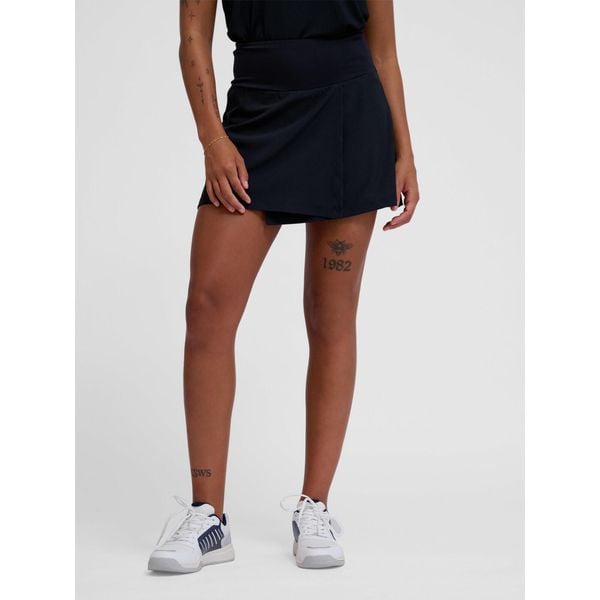 Spódnica średniej długości z kieszenią damska Hummel Court. Czarne spódniczki damskie HUMMEL, bez wzorów, sportowe, sportowe. W wyprzedaży za 234.00 zł.