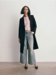 Dwurzędowy płaszcz oversize - czarny. Czarne płaszcze damskie Reserved, l, bez wzorów, z tkaniny. W wyprzedaży za 89.99 zł.