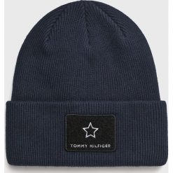 Tommy Hilfiger - Czapka. Niebieskie czapki zimowe damskie Tommy Hilfiger, z bawełny. W wyprzedaży za 139.90 zł.