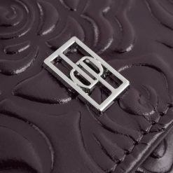 Poziomy portfel damski skórzany w kolorze burgundowym z metalowym logo duży Paolo Peruzzi AL-12-BGD. Czerwone portfele damskie bez wzorów, ze skóry. Za 89.00 zł.