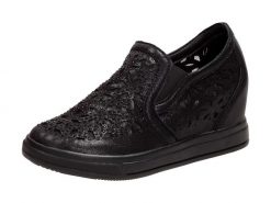 Czarne półbuty damskie sneakersy Jezzi Asa82-8. Czarne półbuty damskie Jezzi, w ażurowe wzory, z zamszu, bez obcasa, na koturnie. Za 189.00 zł.