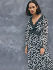 Szyfonowa sukienka z falbanami - wielobarwny. Sukienki damskie Reserved, l, bez wzorów, z szyfonu, bez kołnierzyka, bez ramiączek, rozkloszowane. W wyprzedaży za 119.99 zł.