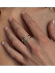 Les Petites Précieuses Srebrny pierścionek ze szmaragdami rozmiar: 56. Szare pierścionki damskie Les Petites Précieuses, z szmaragdem, srebrne. Za 200.60 zł.