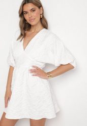 Biała Rozkloszowana Sukienka z Rękawami Nietoperz z Tłoczeniem Darinel. Białe sukienki damskie Born2be, na co dzień, l, bez wzorów, z jeansu, klasyczne, bez kołnierzyka, bez ramiączek, mini, rozkloszowane. W wyprzedaży za 135.99 zł.