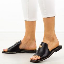 Czarne płaskie klapki damskie Filippo Dk6975/25. Czarne klapki damskie Filippo, z aplikacjami, ze skóry, bez obcasa, na płaskiej podeszwie. Za 139.00 zł.