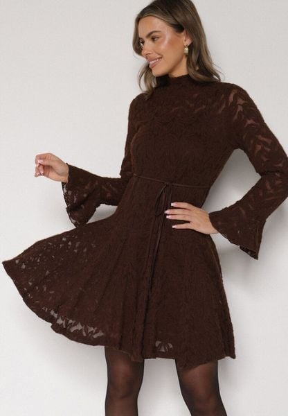 Brązowa Koronkowa Sukienka z Wiązaniem Półgolfem i Falbankami Alnefera. Brązowe sukienki damskie Born2be, s, bez wzorów, z koronki, klasyczne, bez kołnierzyka, bez ramiączek, mini. Za 179.99 zł.