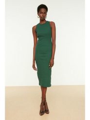 Trendyol Sukienka w kolorze zielonym rozmiar: M. Zielone sukienki damskie Trendyol, na imprezę, m, bez wzorów, sportowe, bez kołnierzyka, bez ramiączek, midi, sportowe. Za 41.49 zł.