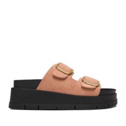 Klapki DeeZee. Czerwone klapki damskie DeeZee, bez wzorów, bez obcasa. Za 149.99 zł.