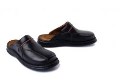 JOSEF SEIBEL 10999 26 611 Klaus schwarz/cognac, klapki męskie. Czarne klapki i japonki męskie Josef Seibel, ze skóry. Za 299.90 zł.