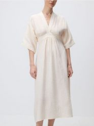 Sukienka typu kimono - złamana biel. Sukienki damskie Reserved, l, bez wzorów, z bawełny, bez kołnierzyka, bez ramiączek, maxi. Za 169.99 zł.