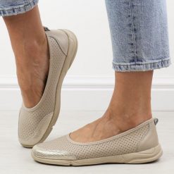 Beżowe lekkie skórzane baleriny damskie Jezzi 3621. Brązowe baleriny damskie Jezzi, w ażurowe wzory, z jeansu, bez obcasa, na obcasie. Za 179.00 zł.