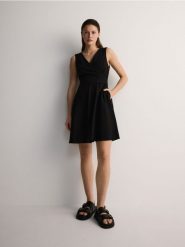 Sukienka mini - czarny. Czarne sukienki damskie Reserved, na co dzień, l, bez wzorów, z tkaniny, bez kołnierzyka, bez ramiączek, mini, proste. W wyprzedaży za 69.99 zł.