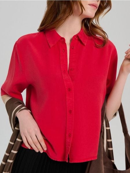 Koszula z krótkim rękawem z lyocellu - czerwony. Czerwone koszule damskie Sinsay, l, bez wzorów, z lyocellu, bez kołnierzyka, bez ramiączek. Za 49.99 zł.