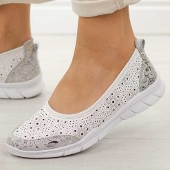 Białe ażurowe skórzane baleriny damskie S.Barski 5973. Białe baleriny damskie S.BARSKI, w ażurowe wzory, z jeansu, bez obcasa, na płaskiej podeszwie. Za 179.00 zł.