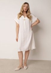 Biała Pudełkowa Sukienka z Lnem i Wiskozą Zdobiona Metalicznym Guzikiem Phisoth. Białe sukienki damskie Born2be, do pracy, na lato, plus size, z aplikacjami, z bawełny, biznesowe, bez kołnierzyka, plus size, bez ramiączek, midi. Za 89.99 zł.