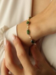 Pierres delicates Pozłacana bransoletka z kryształami rozmiar: onesize. Białe bransoletki damskie Pierres delicates, pozłacane. Za 60.99 zł.