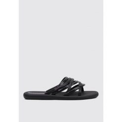 Klapki damskie Ipanema 83606AW816. Czarne klapki damskie Ipanema, bez wzorów, z materiału, bez obcasa. Za 84.99 zł.