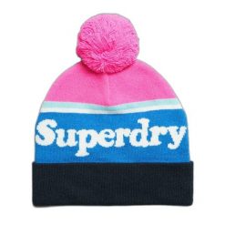 Czapka z logo dla kobiet Superdry Essential. Białe czapki zimowe damskie Superdry. W wyprzedaży za 99.30 zł.