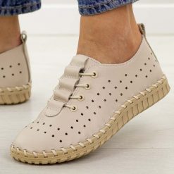 Beżowe ażurowane skórzane półbuty damskie T.Sokolski w26-02. Brązowe półbuty damskie Sokolski, bez wzorów, z jeansu, klasyczne, bez obcasa, na płaskiej podeszwie. Za 259.00 zł.