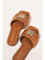 Nine West Klapki SMRL393663-02 Beżowy. Brązowe klapki damskie Nine West, bez wzorów, z materiału, bez obcasa. Za 118.99 zł.