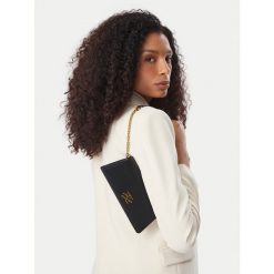 Torebka KARL LAGERFELD. Czarne torebki klasyczne damskie Karl Lagerfeld, bez wzorów, bez dodatków. Za 849.99 zł.
