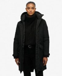 Parka ocieplana w stylu ogona ryby dla miasta. Czarne parki damskie Superdry., s, bez wzorów. Za 704.50 zł.