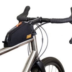 Torba na rurę podsiodłową Bolt-On Top Tube Bag RESTRAP. Czarne torebki klasyczne damskie RESTRAP, bez wzorów, bez dodatków. Za 239.00 zł.