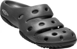 Kapcie damskie Keen Yogui Magnet/czarne Czarne. Czarne kapcie damskie Keen, z gumy. Za 247.99 zł.