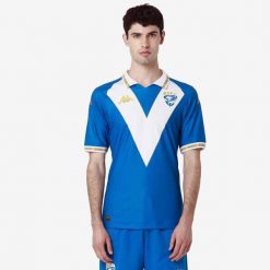 Koszulka domowa Brescia Kombat Pro 2024/25. Białe t-shirty sportowe męskie Kappa, bez ramiączek, do piłki nożnej. W wyprzedaży za 381.50 zł.