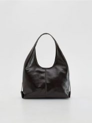 Torebka hobo - mahoniowy. Brązowe torebki klasyczne damskie Reserved, bez wzorów, ze skóry, bez dodatków. Za 159.99 zł.
