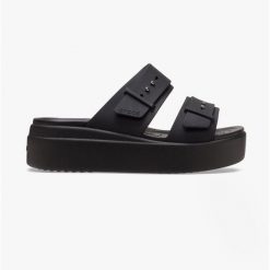 Klapki damskie sportowe na platformie Crocs BROOKLYN BUCKLE LOW. Czarne klapki damskie Crocs, bez wzorów, bez obcasa, na platformie. Za 179.00 zł.